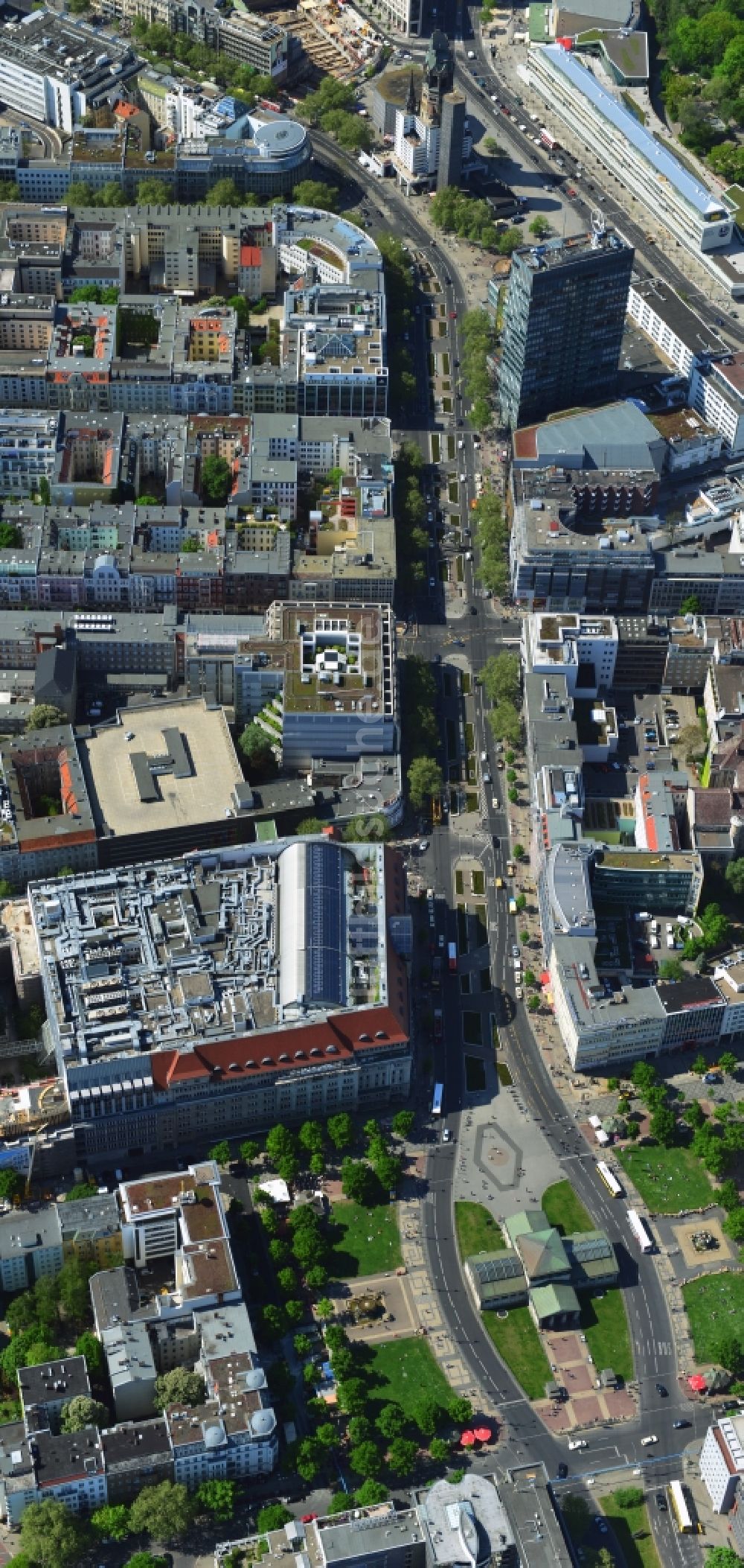 Berlin aus der Vogelperspektive: Kaufhaus des Westens ( KaDeWe ) in der Tauentzienstraße am Wittenbergplatz in Berlin-Schöneberg