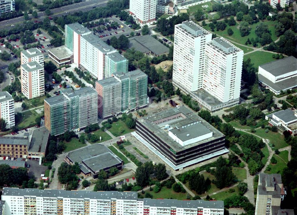 Berlin - Lichtenberg von oben - KAUFHOF - Kaufhaus am Saefkowplatz im Wohngebiet am Fennfuhl in Berlin- Lichtenberg.