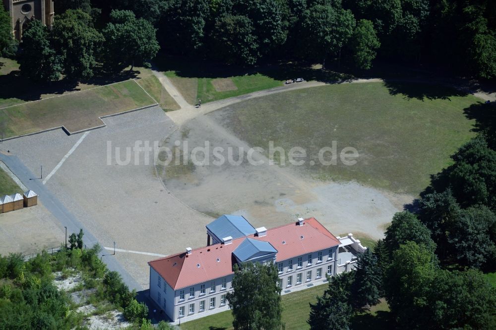 Neustrelitz aus der Vogelperspektive: Kavaliershaus im östlichen Teil des Schloßparks in Neustrelitz im Bundesland Mecklenburg-Vorpommern