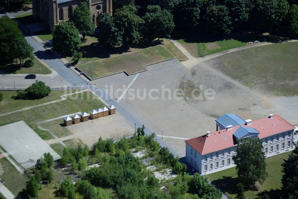 Luftaufnahme Neustrelitz - Kavaliershaus im östlichen Teil des Schloßparks in Neustrelitz im Bundesland Mecklenburg-Vorpommern