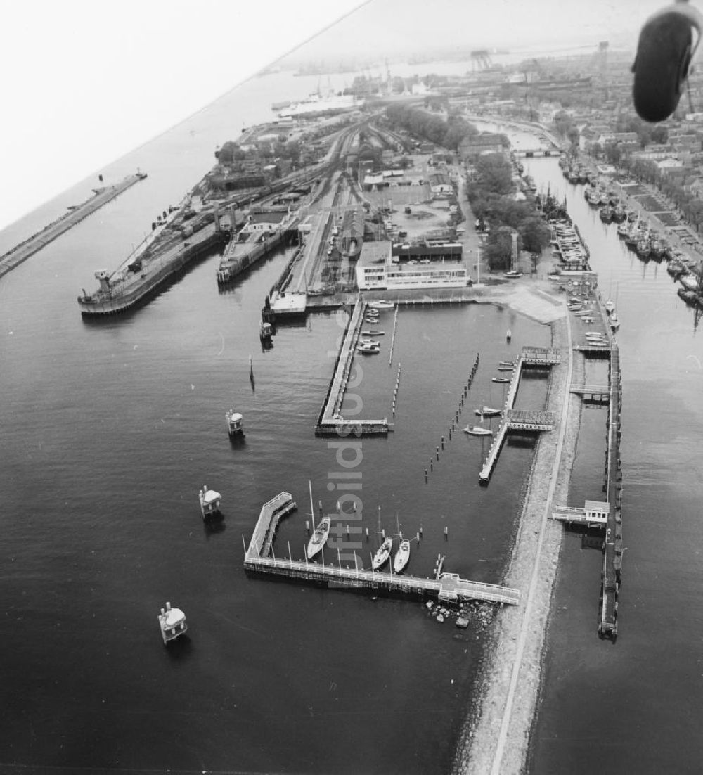 Rostock - Warnemünde aus der Vogelperspektive: Kay und die Hafenanlagen am Bahnhof Warnemünde