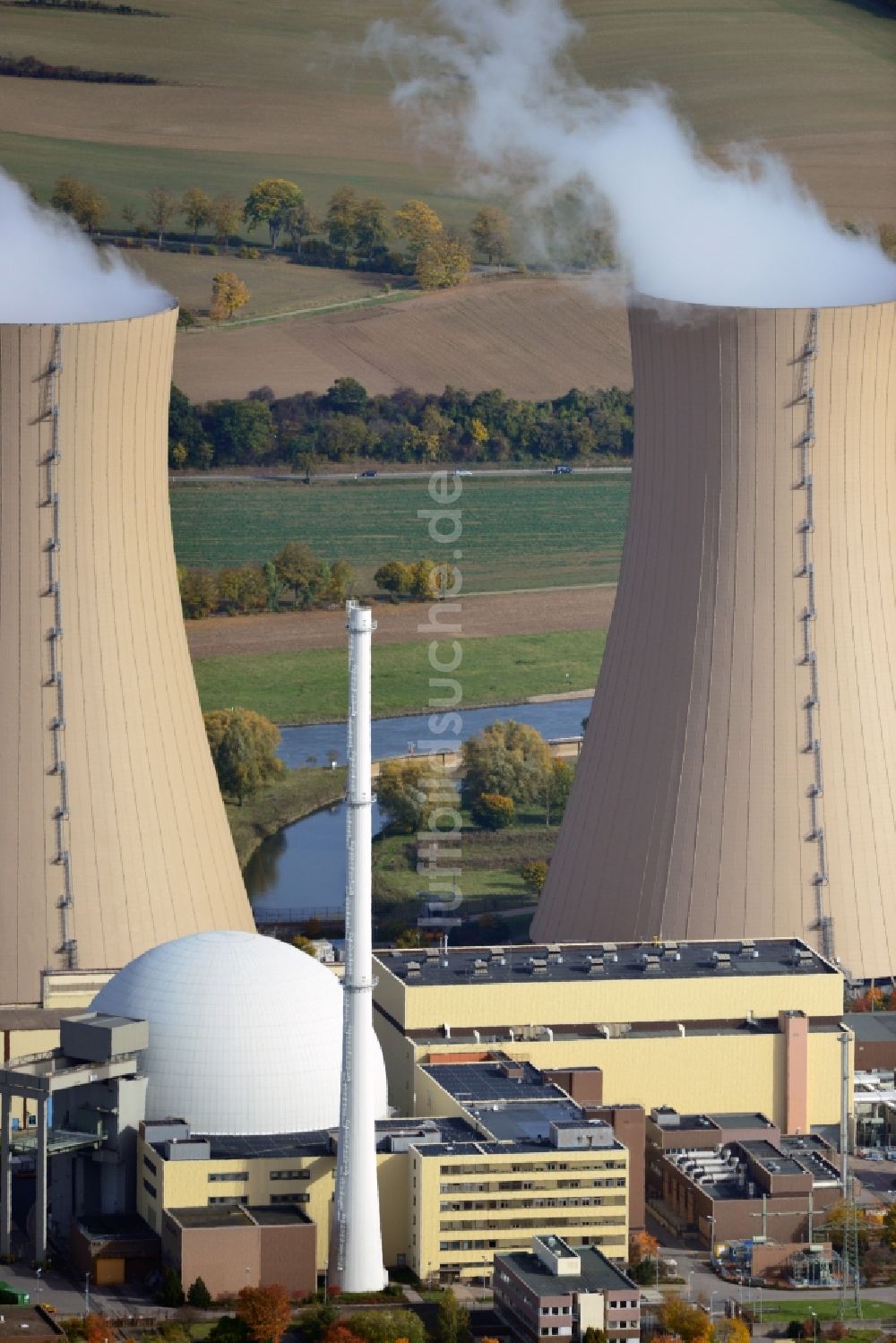 Grohnde von oben - Kühltürme des Kernkraftwerkes in Grohnde im Bundesland Niedersachsen