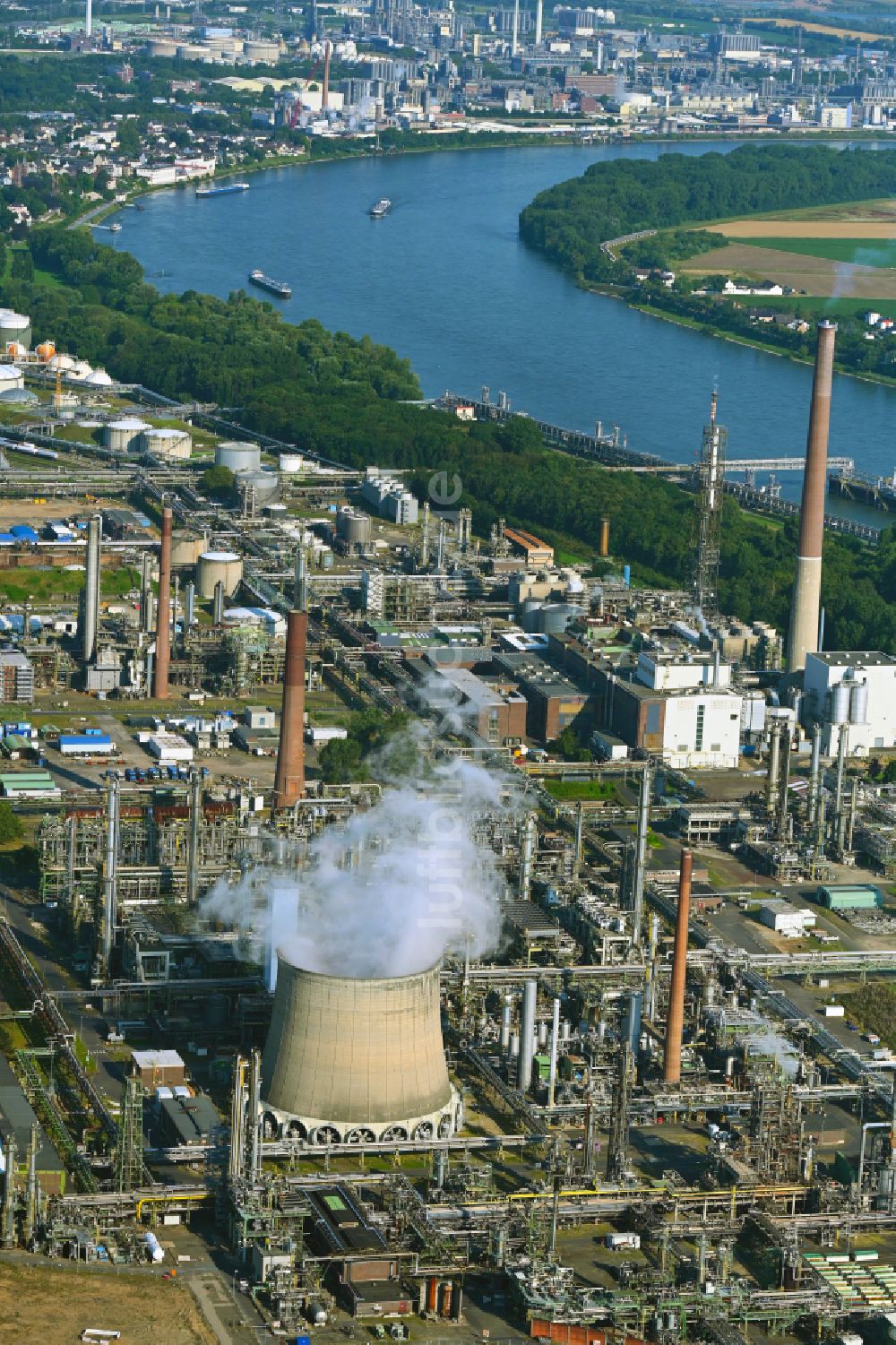 Luftbild Wesseling - Kühlturm auf dem Betriebsgelände der Shell Rheinland Raffinerie Süd im Bundesland Nordrhein-Westfalen, Deutschland