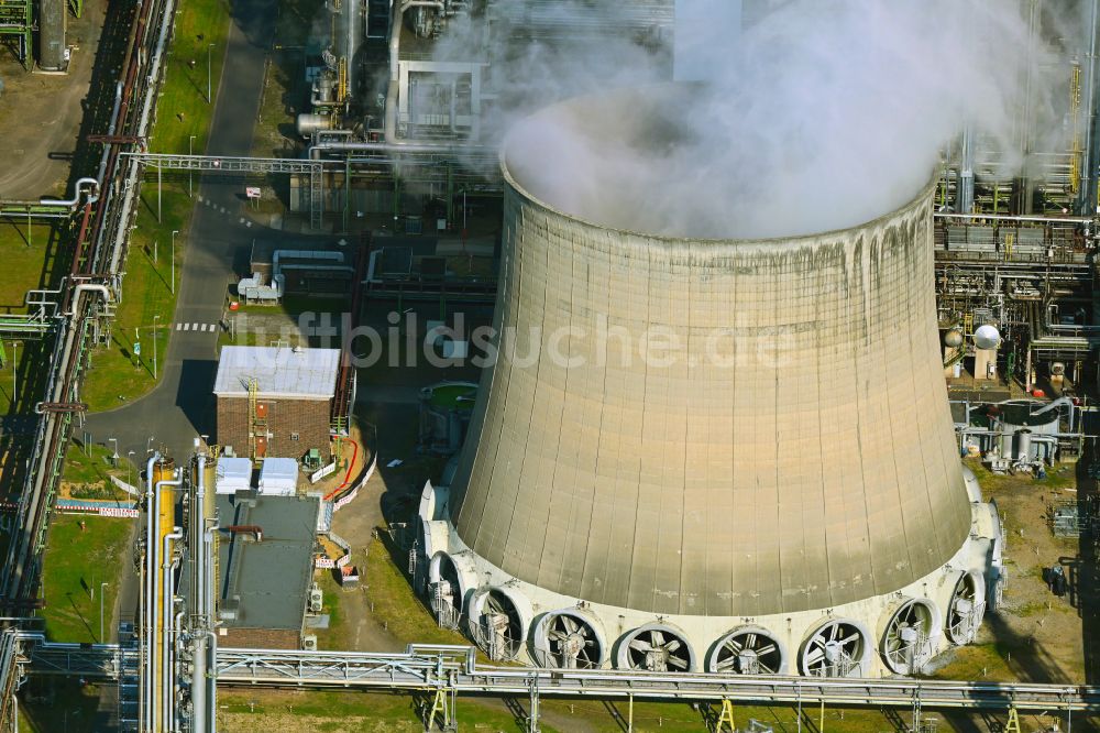 Wesseling von oben - Kühlturm auf dem Betriebsgelände der Shell Rheinland Raffinerie Süd im Bundesland Nordrhein-Westfalen, Deutschland