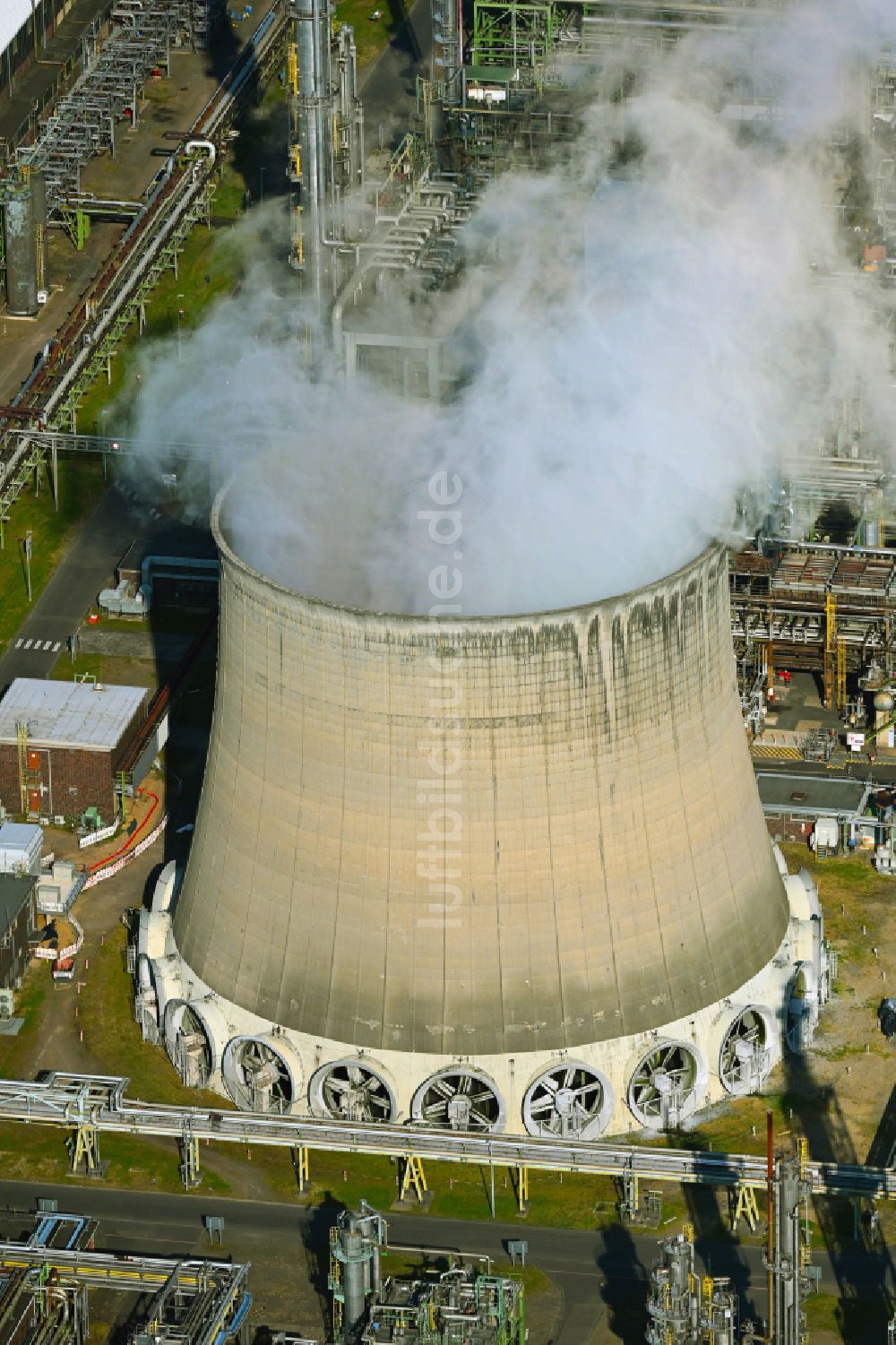 Wesseling aus der Vogelperspektive: Kühlturm auf dem Betriebsgelände der Shell Rheinland Raffinerie Süd im Bundesland Nordrhein-Westfalen, Deutschland