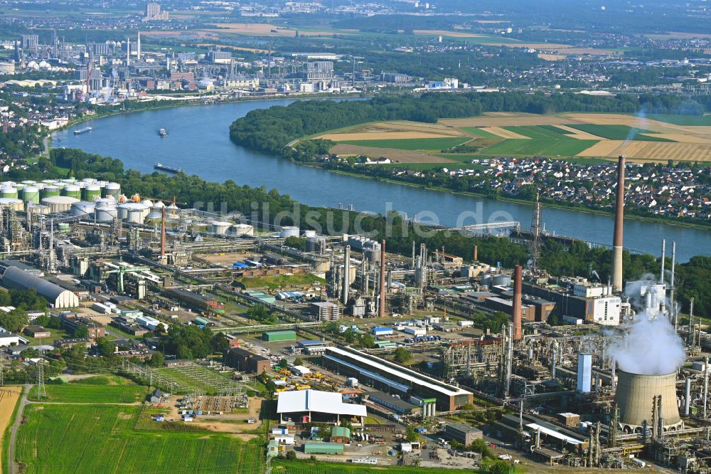 Luftaufnahme Wesseling - Kühlturm auf dem Betriebsgelände der Shell Rheinland Raffinerie Süd im Bundesland Nordrhein-Westfalen, Deutschland