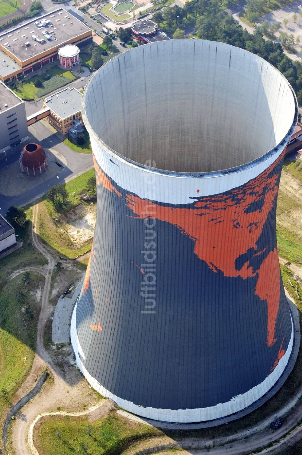 Meppen aus der Vogelperspektive: Kühlturm auf dem Gelände des ehemaligen Kraftwerk Meppen-Hüntel in Niedersachsen