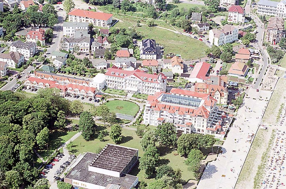 Kühlungsborn / Mecklenburg Vorpommern aus der Vogelperspektive: Kühlungsborn in Mecklenburg Vorpommern Hotelneubaukomplex Appartemnethaus Meeresblick Ostseeallee 45 18225 Ostseebad Kühlingsborn KONTAKT: Karin & Peter Kreye Kirchhofstr