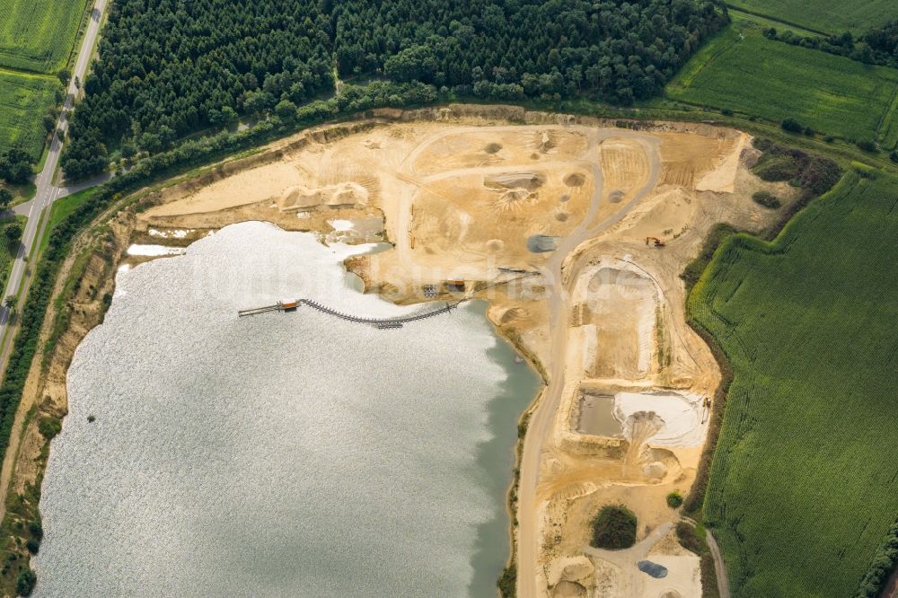 Fredenbeck von oben - Kies- Tagebau mit Baggersee in Fredenbeck im Bundesland Niedersachsen, Deutschland