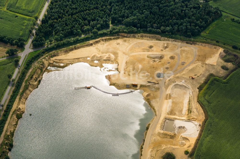 Fredenbeck aus der Vogelperspektive: Kies- Tagebau mit Baggersee in Fredenbeck im Bundesland Niedersachsen, Deutschland