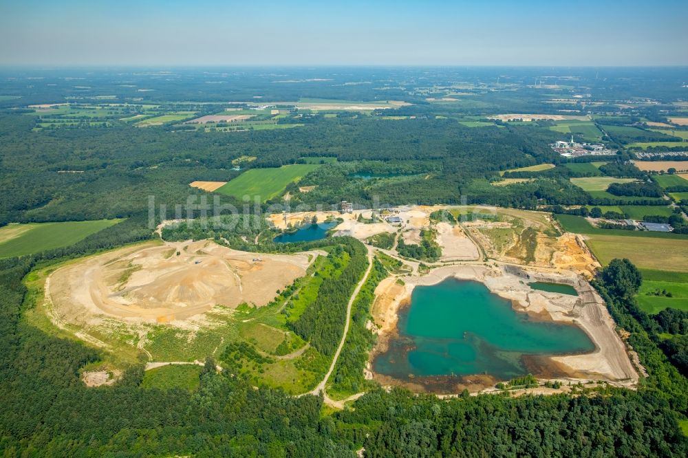 Bottrop aus der Vogelperspektive: Kies- Tagebau am Baggersee Kirchhellen in Bottrop im Bundesland Nordrhein-Westfalen