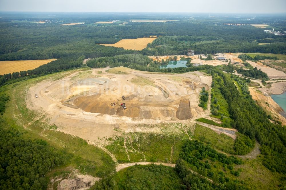 Bottrop von oben - Kies- Tagebau am Baggersee Kirchhellen in Bottrop im Bundesland Nordrhein-Westfalen