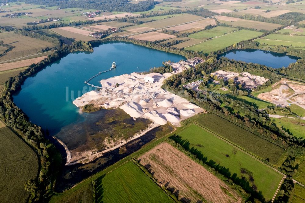 Luftaufnahme Renchen - Kies- Tagebau am Baggersee Plaulbach der VOGEL-BAU GmbH - Asphaltmischanlage Maiwald in Renchen im Bundesland , Deutschland