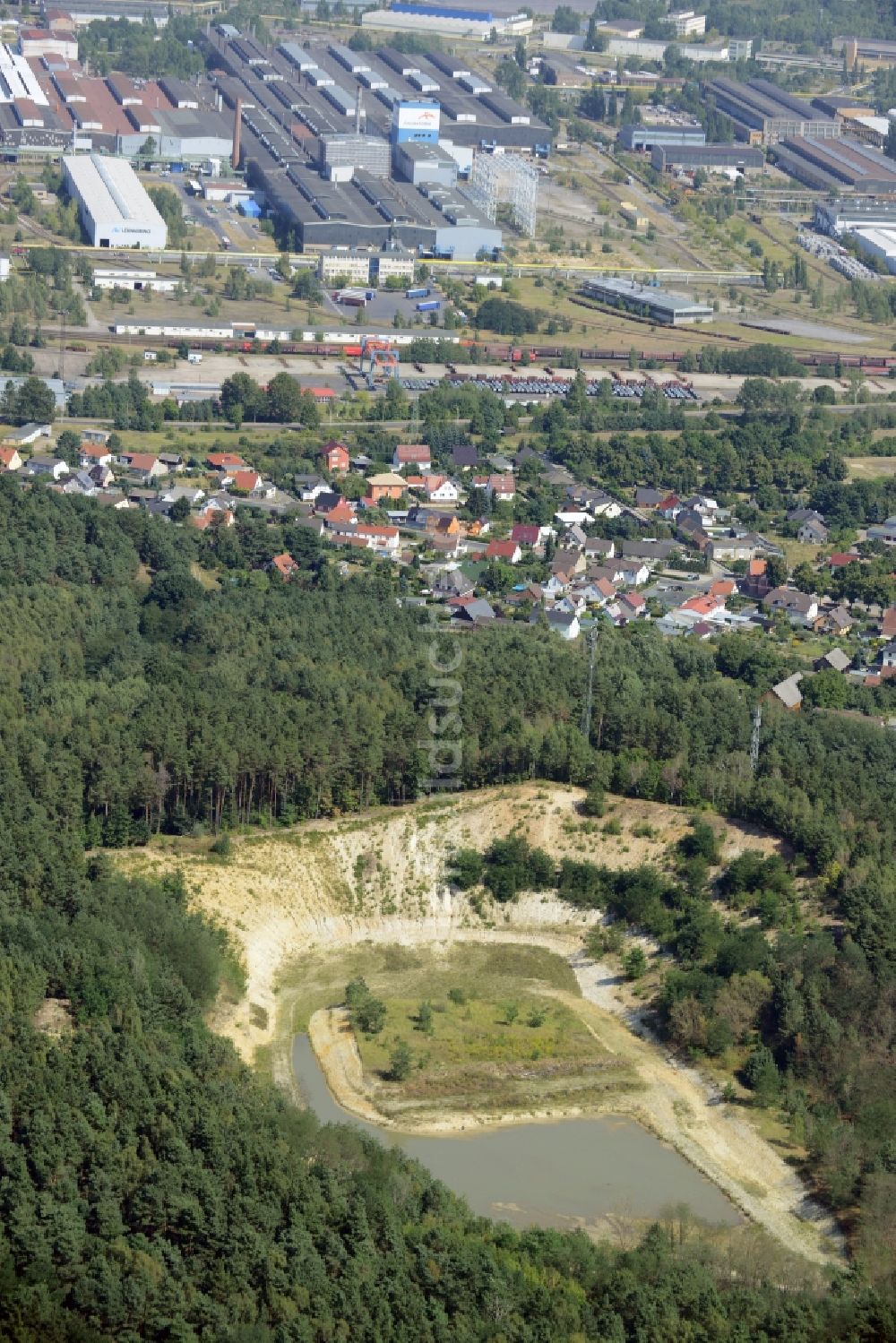 Eisenhüttenstadt von oben - Kies- Tagebau an den Diehloer Höhen in Eisenhüttenstadt im Bundesland Brandenburg