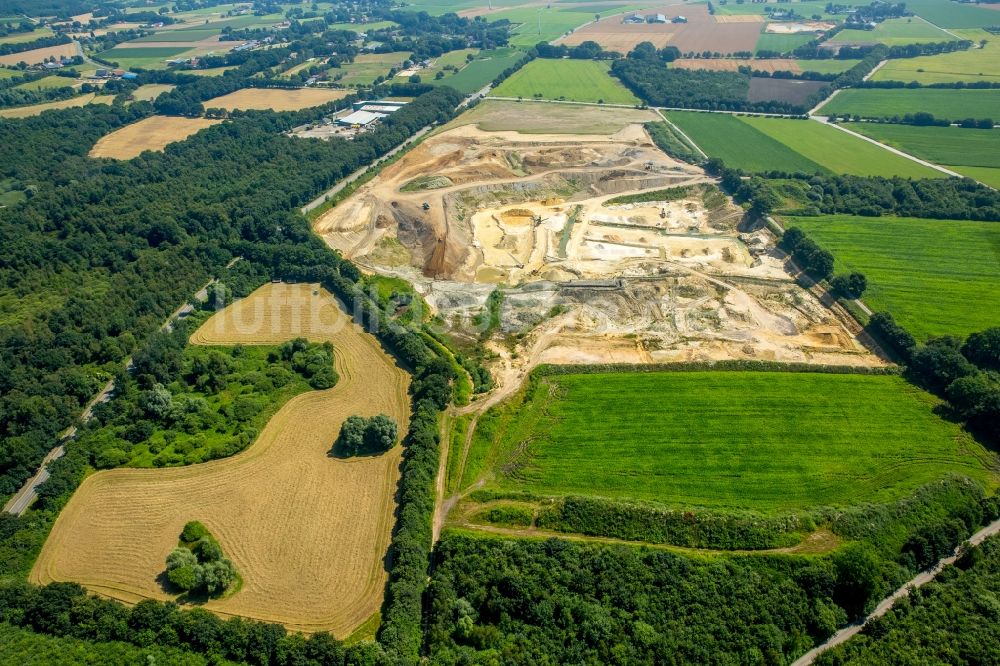 Bottrop von oben - Kies- Tagebau Dinslakener Straße im Stadtteil Kirchhellen in Bottrop im Bundesland Nordrhein-Westfalen