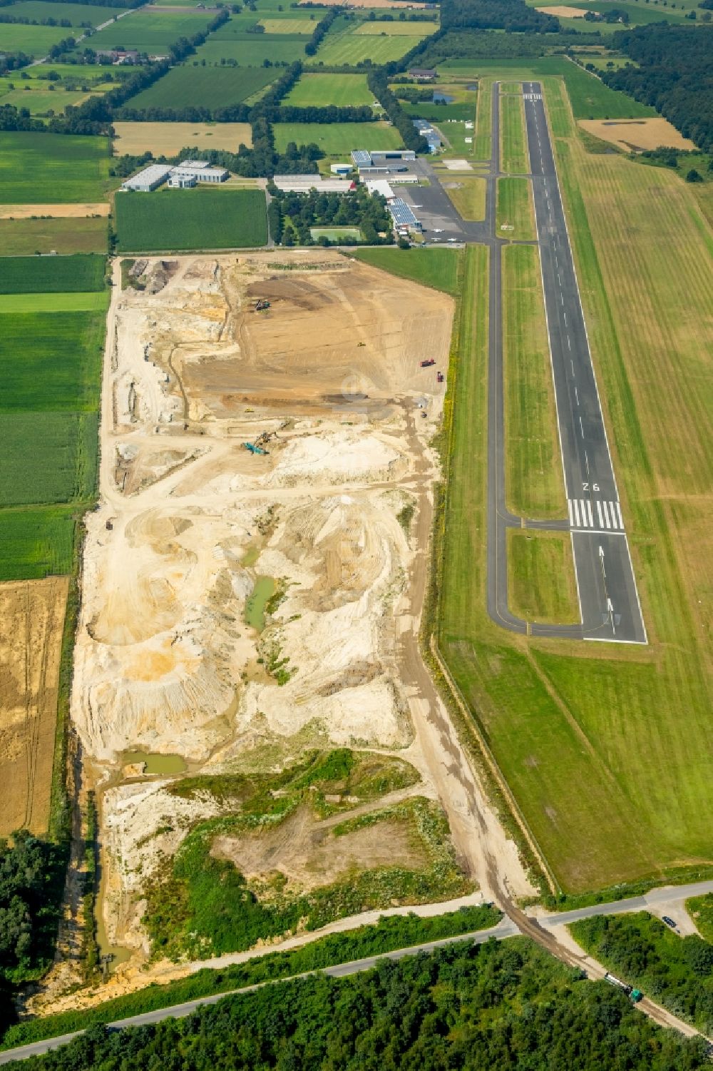 Luftaufnahme Bottrop - Kies- Tagebau am Flugplatz Schwarze Heide im Stadtteil Kirchhellen in Bottrop im Bundesland Nordrhein-Westfalen