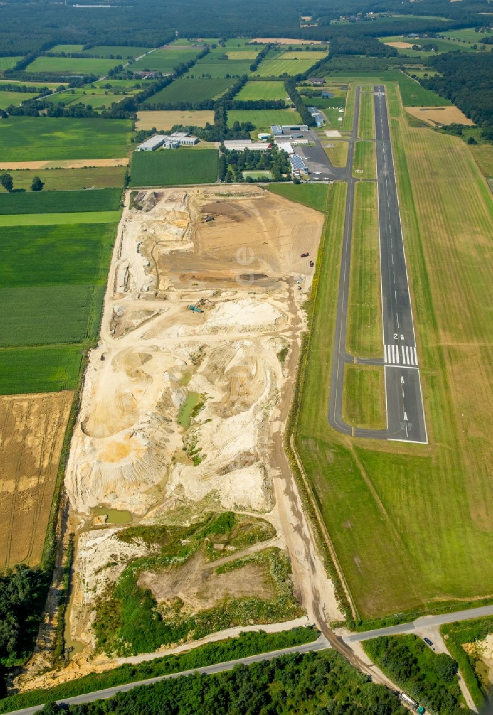 Bottrop aus der Vogelperspektive: Kies- Tagebau am Flugplatz Schwarze Heide im Stadtteil Kirchhellen in Bottrop im Bundesland Nordrhein-Westfalen