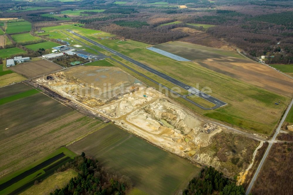 Luftaufnahme Bottrop - Kies- Tagebau am Flugplatz Schwarze Heide im Stadtteil Kirchhellen in Bottrop im Bundesland Nordrhein-Westfalen