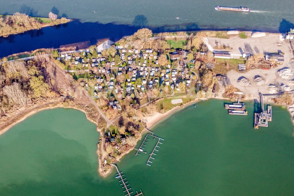 Steinmauern von oben - Kies- Tagebau der Kiesgrube zwischen Rhein und Goldkanal in Steinmauern im Bundesland Baden-Württemberg, Deutschland