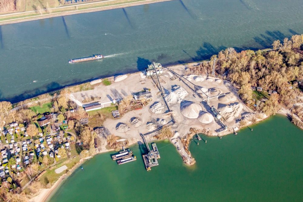 Steinmauern aus der Vogelperspektive: Kies- Tagebau der Kiesgrube zwischen Rhein und Goldkanal in Steinmauern im Bundesland Baden-Württemberg, Deutschland