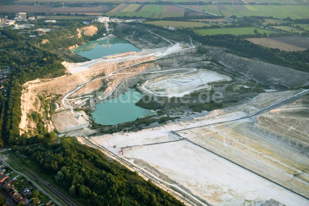 Lägerdorf aus der Vogelperspektive: Kies- Tagebau in Lägerdorf im Bundesland Schleswig-Holstein