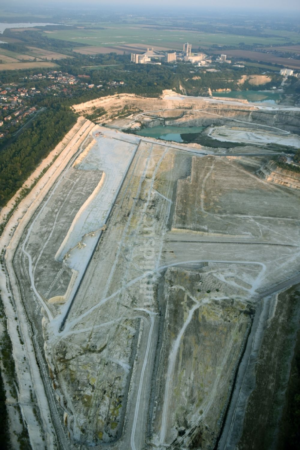 Luftaufnahme Lägerdorf - Kies- Tagebau in Lägerdorf im Bundesland Schleswig-Holstein