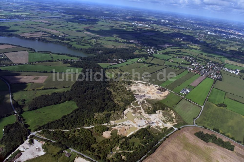 Oeversee aus der Vogelperspektive: Kies- Tagebau in Oeversee im Bundesland Schleswig-Holstein