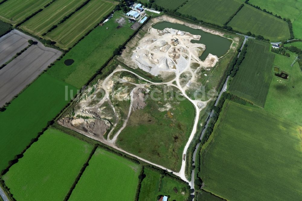 Oeversee aus der Vogelperspektive: Kies- Tagebau am Sankelmarker See in Oeversee im Bundesland Schleswig-Holstein