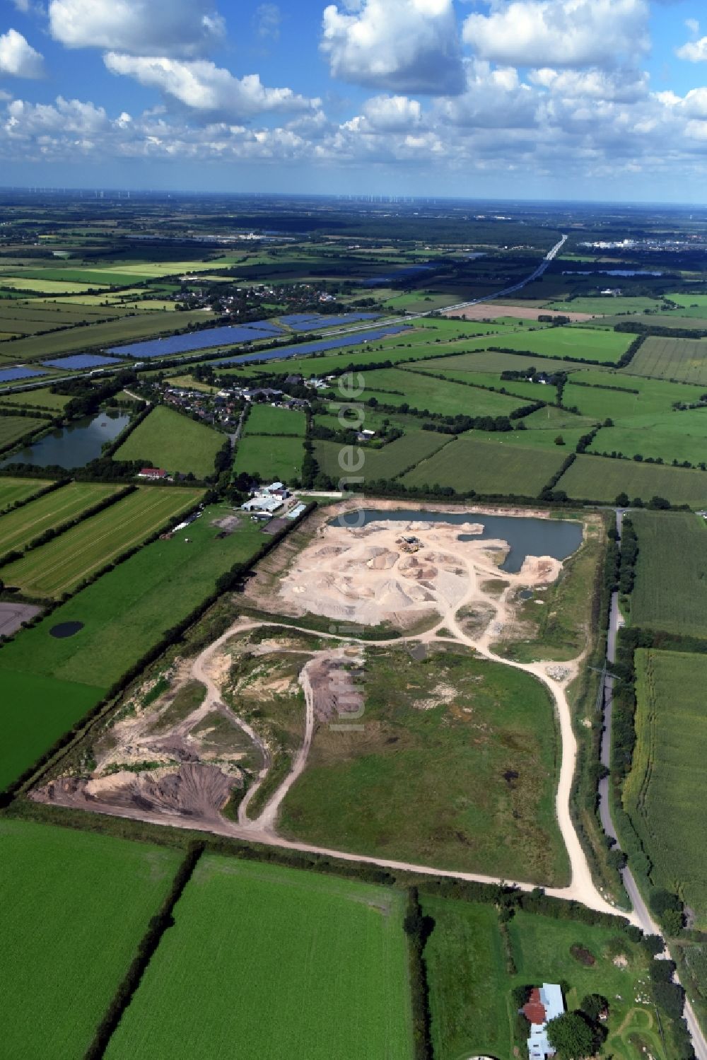 Oeversee aus der Vogelperspektive: Kies- Tagebau am Sankelmarker See in Oeversee im Bundesland Schleswig-Holstein