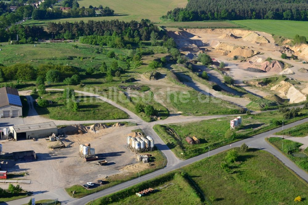 Scharfenberg aus der Vogelperspektive: Kies- Tagebau in Scharfenberg im Bundesland Brandenburg