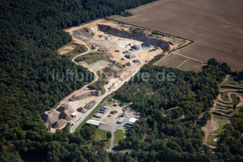 Vellahn aus der Vogelperspektive: Kies- Tagebau in Vellahn im Bundesland Mecklenburg-Vorpommern, Deutschland