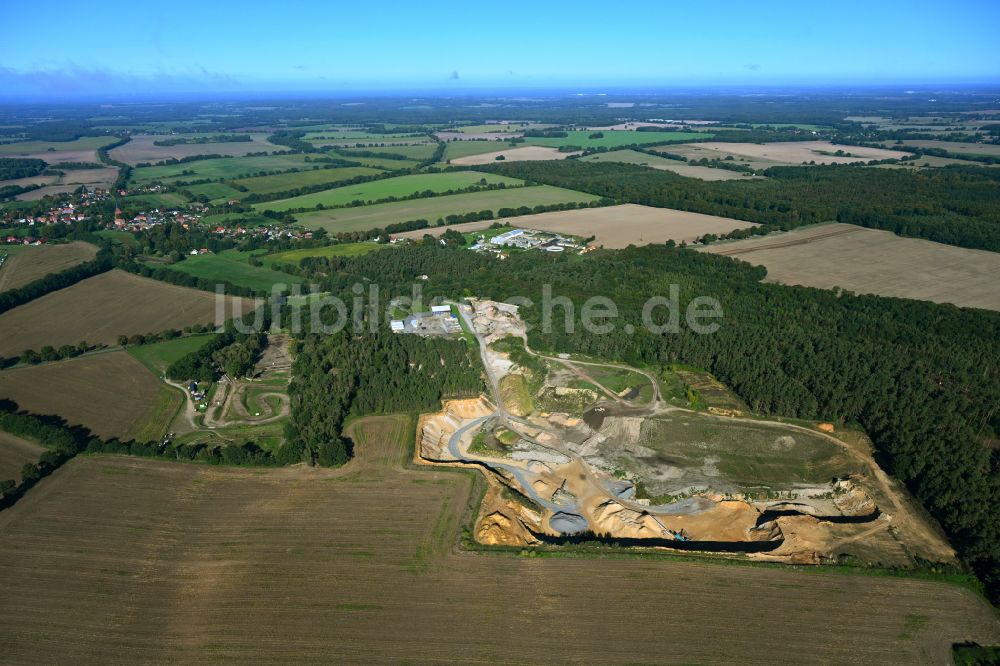 Vellahn von oben - Kies- Tagebau in Vellahn im Bundesland Mecklenburg-Vorpommern, Deutschland