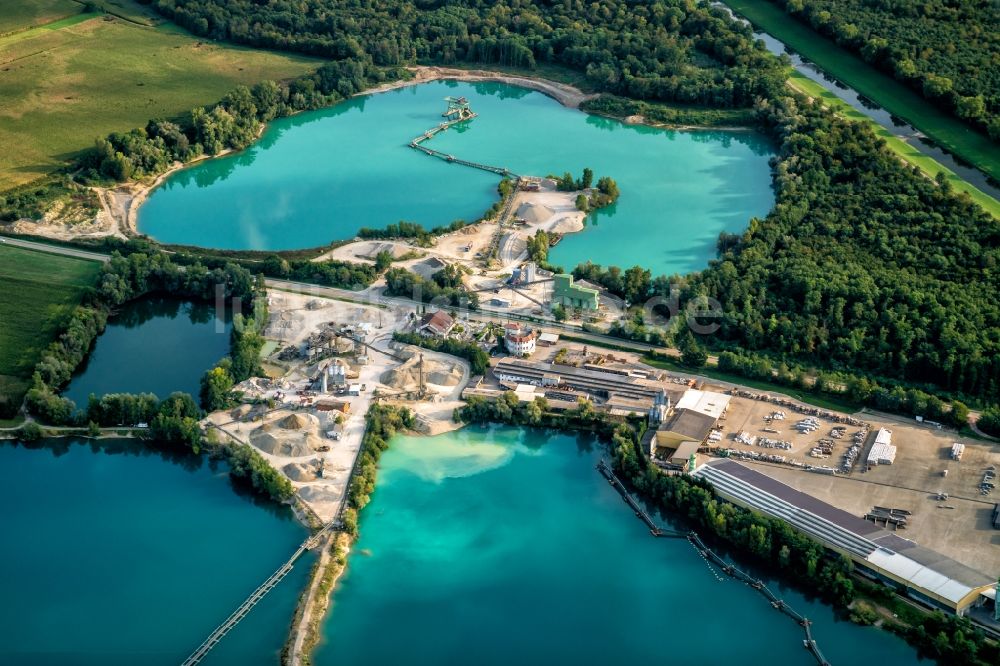 Luftaufnahme Kenzingen - Kies- Tagebau der VOGEL-BAU GmbH in Kenzingen im Bundesland Baden-Württemberg, Deutschland