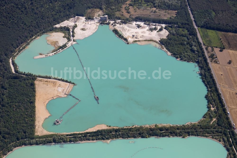 Neumalsch aus der Vogelperspektive: Kieswerk am Hardteck Wenzelburger und Stückle GmbH & Co. mit Baggersee in Neumalsch im Bundesland Baden-Württemberg, Deutschland