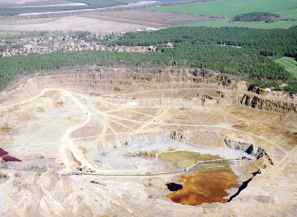 Senftenberg / Brandenburg aus der Vogelperspektive: Kieswerk am Senftenberger See bei Senftenberg / Brandenburg.