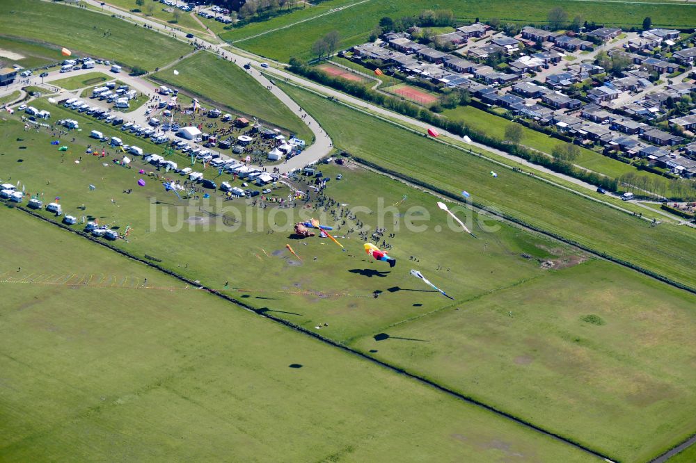 Dornum aus der Vogelperspektive: Kinder- und Familienfest - Volksfest Drachenfest Dornumersiel in Dornum im Bundesland Niedersachsen, Deutschland