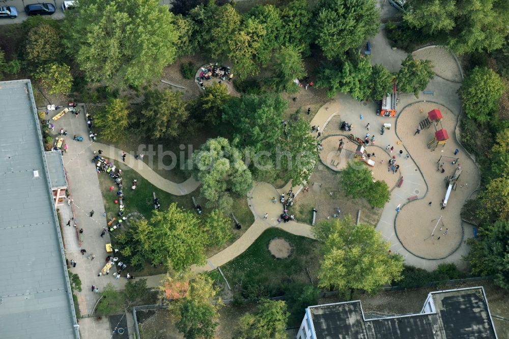 Luftbild Berlin - Kinderfest mit Feuerwehr im Kindergärten NordOst Zu den Seen im Stadtteil Mahlsdorf in Berlin