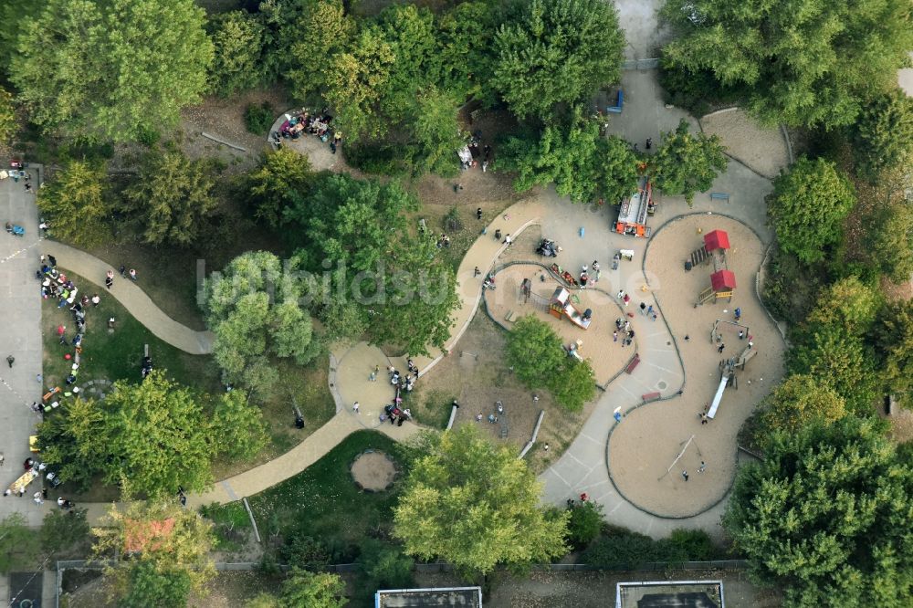 Luftaufnahme Berlin - Kinderfest mit Feuerwehr im Kindergärten NordOst Zu den Seen im Stadtteil Mahlsdorf in Berlin