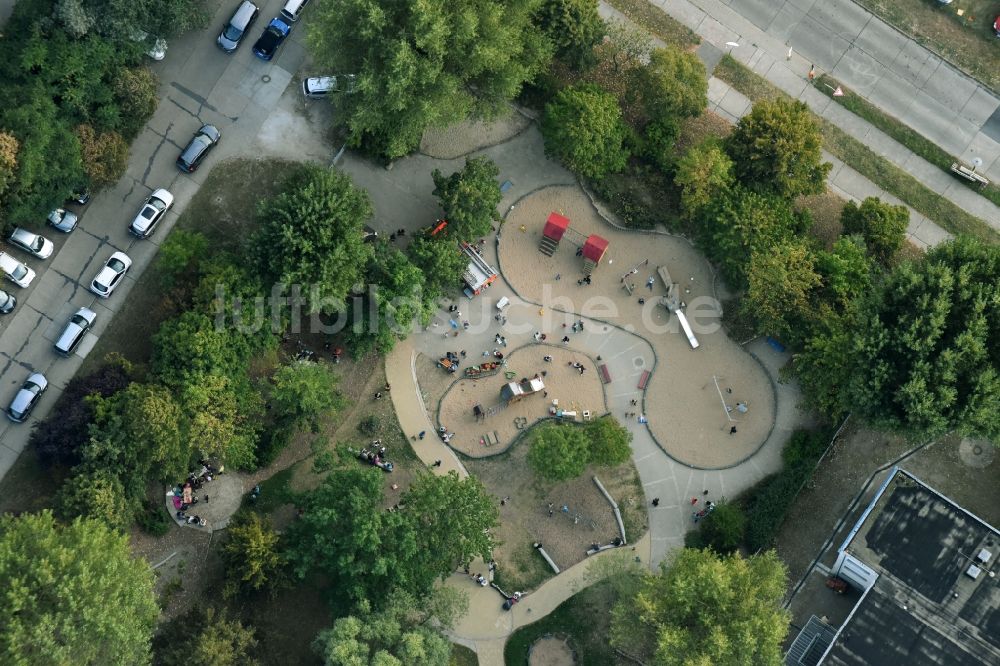 Luftbild Berlin - Kinderfest mit Feuerwehr im Kindergärten NordOst Zu den Seen im Stadtteil Mahlsdorf in Berlin