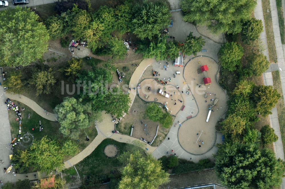 Luftaufnahme Berlin - Kinderfest mit Feuerwehr im Kindergärten NordOst Zu den Seen im Stadtteil Mahlsdorf in Berlin