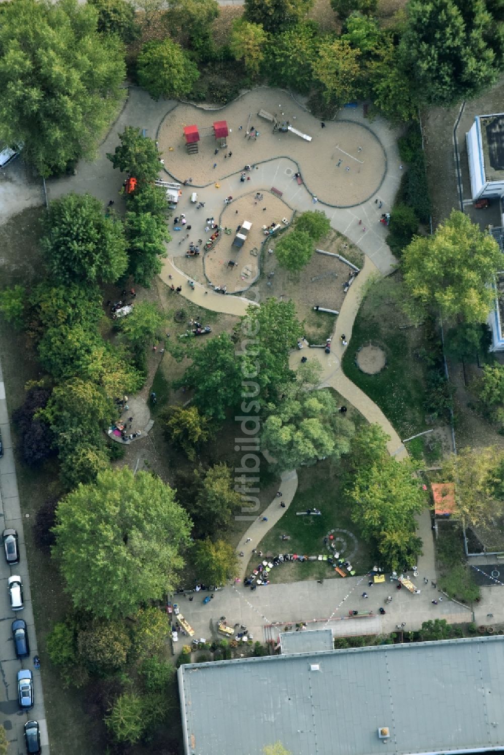 Berlin von oben - Kinderfest mit Feuerwehr im Kindergärten NordOst Zu den Seen im Stadtteil Mahlsdorf in Berlin