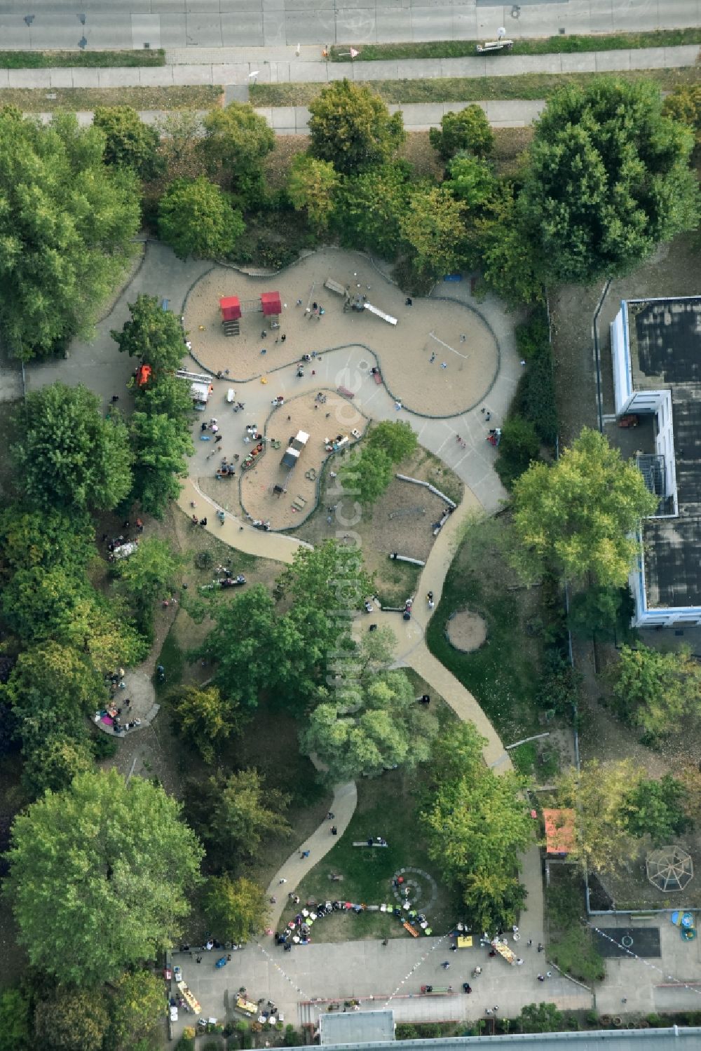 Berlin aus der Vogelperspektive: Kinderfest mit Feuerwehr im Kindergärten NordOst Zu den Seen im Stadtteil Mahlsdorf in Berlin