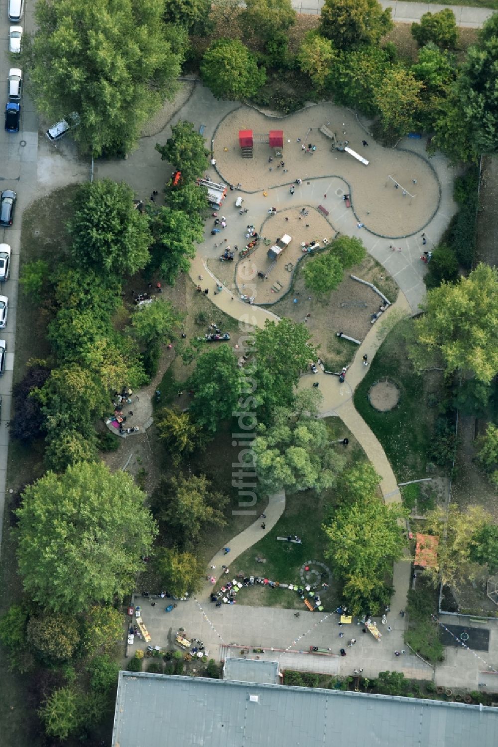 Luftbild Berlin - Kinderfest mit Feuerwehr im Kindergärten NordOst Zu den Seen im Stadtteil Mahlsdorf in Berlin