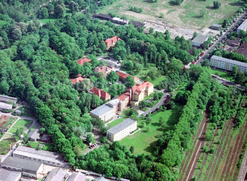 Luftaufnahme Berlin - Adlershof - Kinderklinik Lindenhof in Lichtenberg BERLIN 16.Mai 2002