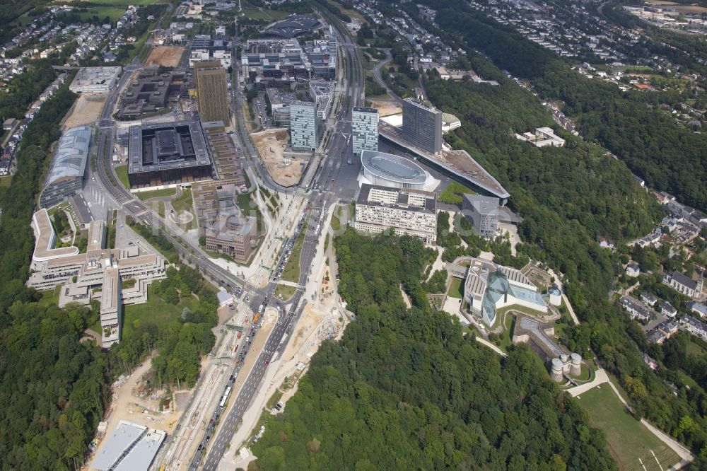 Luxembourg Luxemburg aus der Vogelperspektive: Kirchberg-Plateau mit den Gebäuden des Europäischen Gerichtshofes EuGH links der Bildmitte