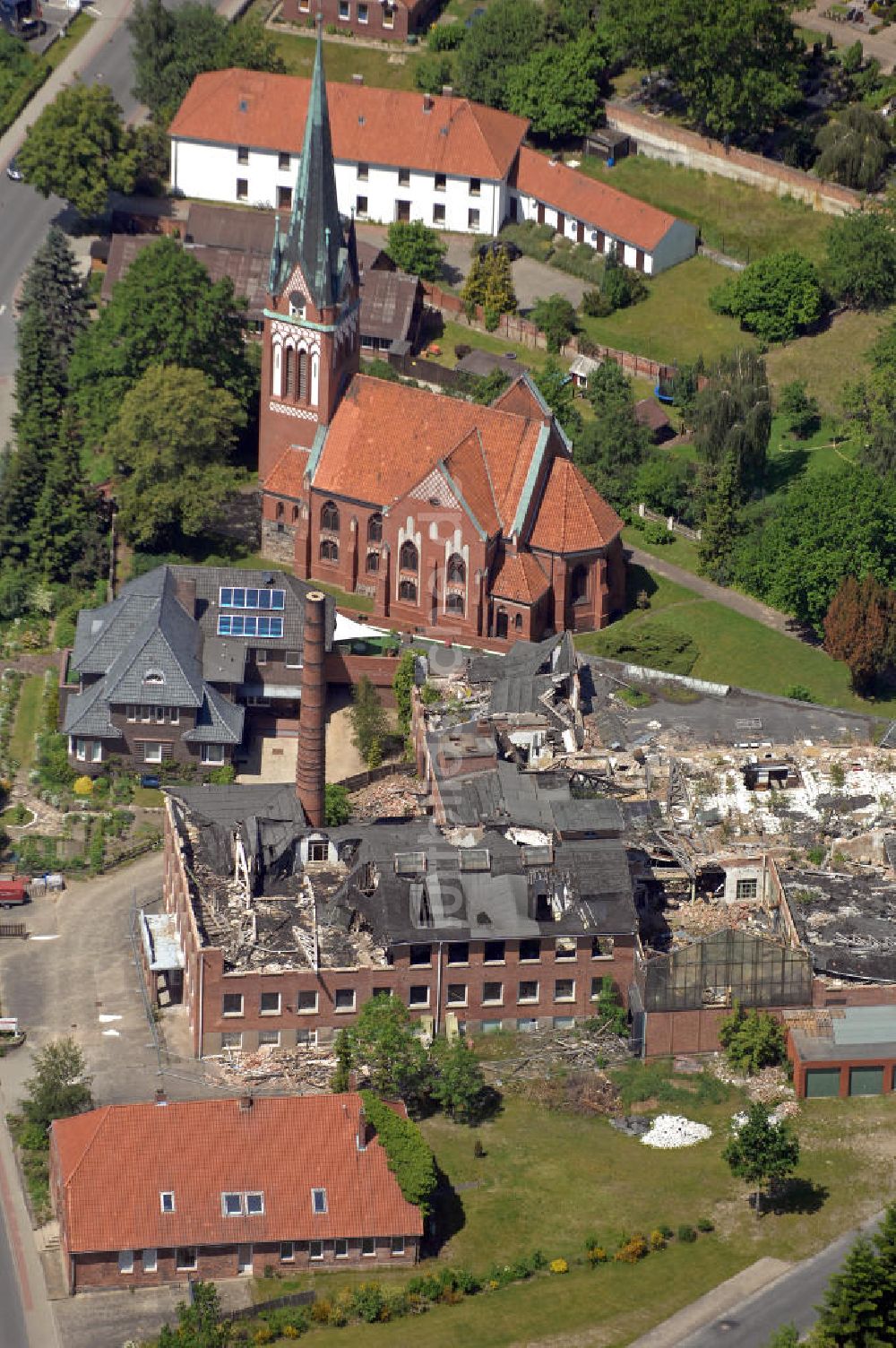 Luftbild Wieren - Kirche und Abrissarbeiten Wieren