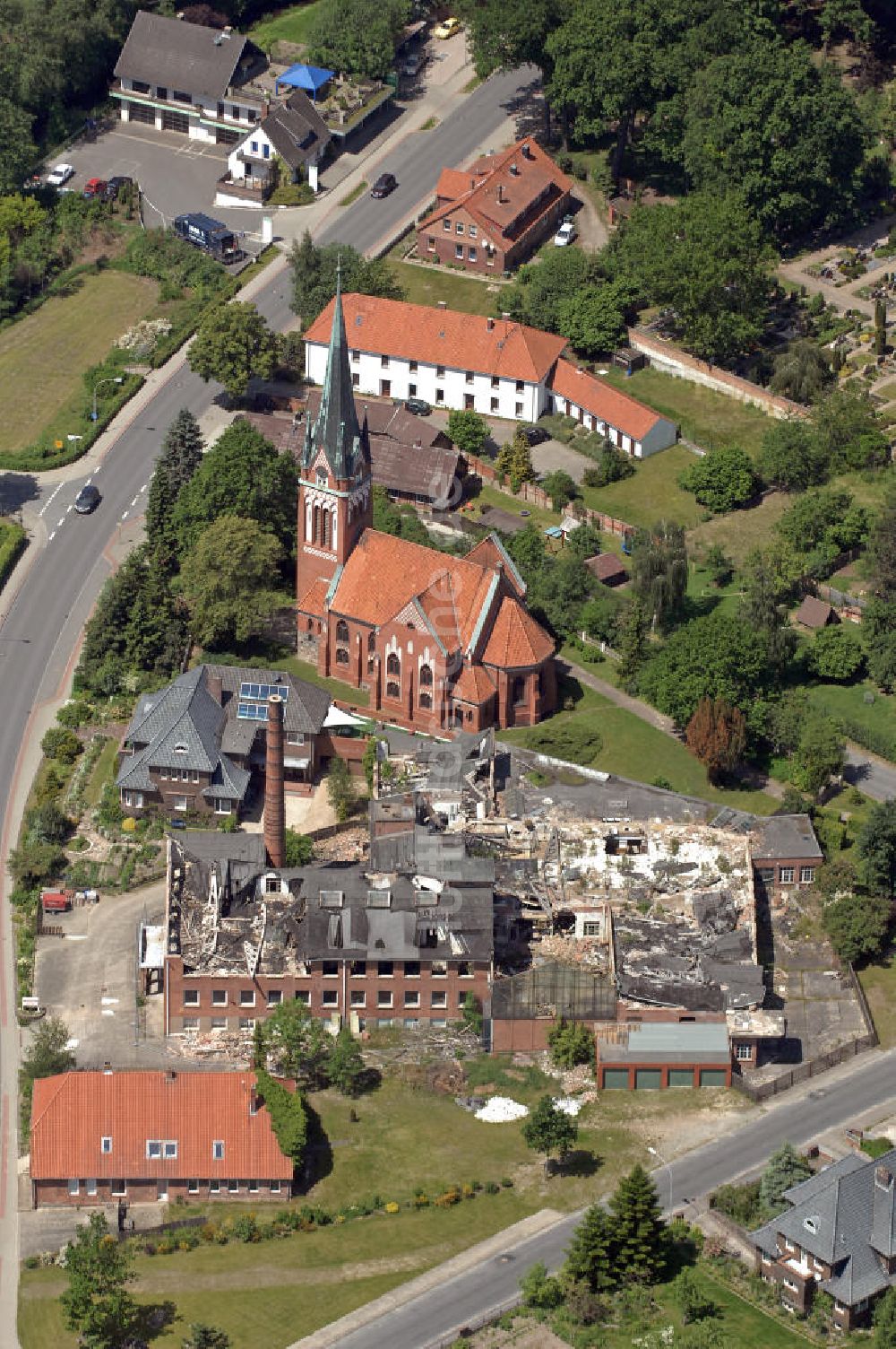 Luftaufnahme Wieren - Kirche und Abrissarbeiten Wieren