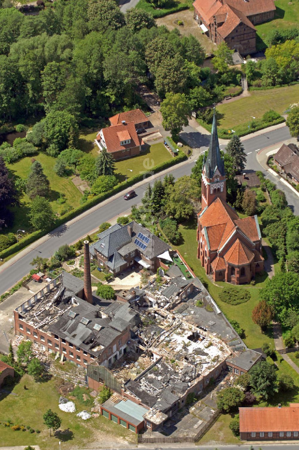 Luftbild Wieren - Kirche und Abrissarbeiten Wieren