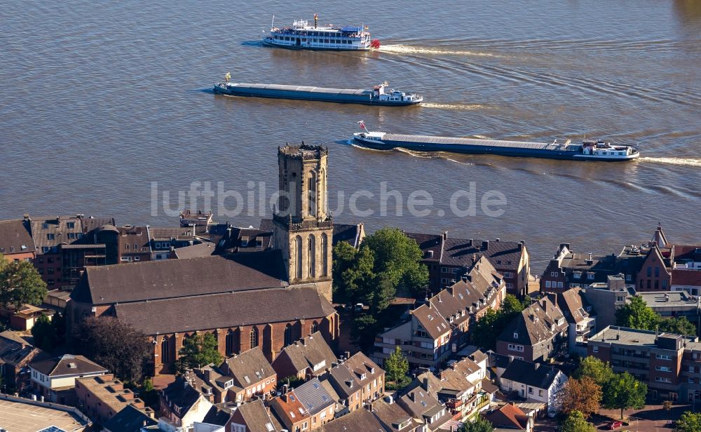 Luftbild Emmerich - Kirche St. Aldegundis mit Blick auf den Fluss Rhein mit Frachtschiffen in Emmerich im Bundesland Nordrhein-Westfalen