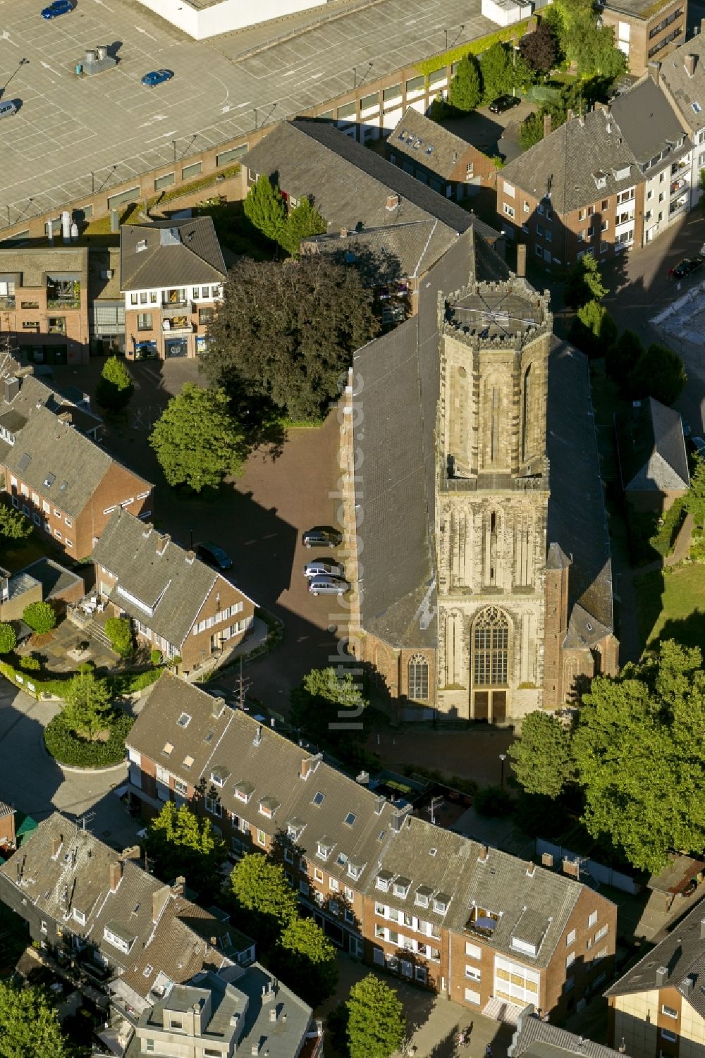 Emmerich aus der Vogelperspektive: Kirche St. Aldegundis am Hottomannsdeich in Emmerich in Nordrhein-Westfalen